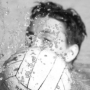 Ballspiel am Pool Ballspiel am Pool